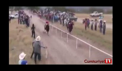 Yarış atı hatalı park edilen araca böyle çarptı