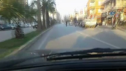 Ayakta motosiklet sürüp telefonla konuştu...Çılgın sürücü kamerada