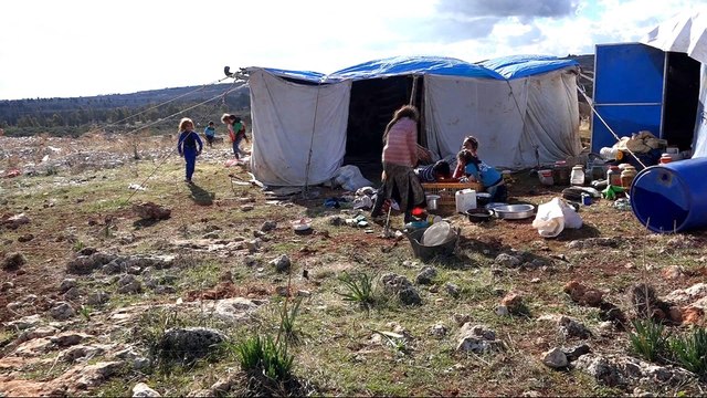 Tens of thousands displaced as fighting continues in Idlib, Syria