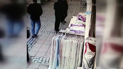Güpegündüz halı çalan hırsızlar kamerada