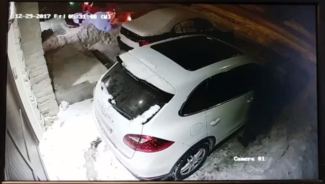 Son voisin jaloux vient mettre le feu à sa Porsche... Dingue