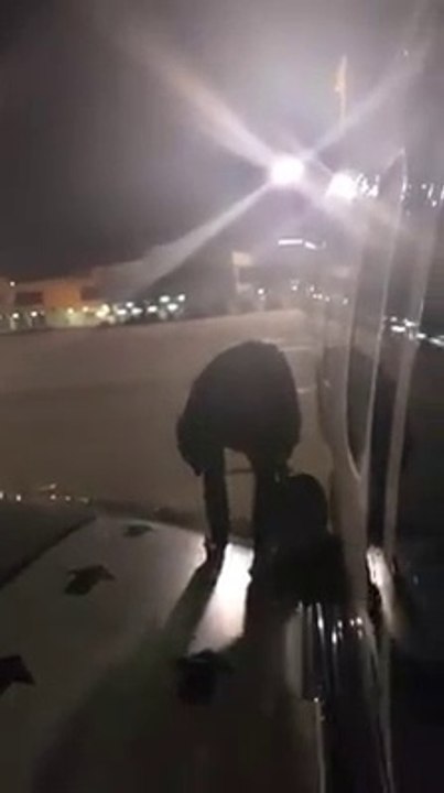 Ce passager pressé sort de son avion par la porte de secours... Dingue