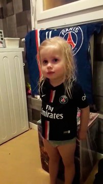 La plus jeune supportrice du PSG : fillette adorable et tellement drôle