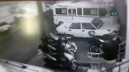 Motosikleti bırakıp içerisindeki eldivenleri böyle çaldı