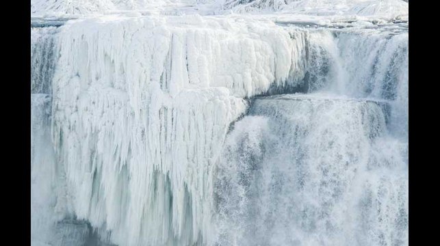 Les chutes du Niagara gelées, la vague de froid s'installe