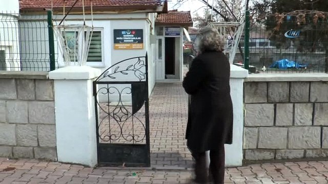 Emekli öğretmen, eğitime ve öğrencilere olan hasretini ücretsiz ders vererek gideriyor