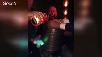 Görgüsüzlüğün bu kadarı! Viskiyle elini yıkadı!