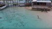 Un enfant dans l'eau attire quelques curieux (Bahamas)