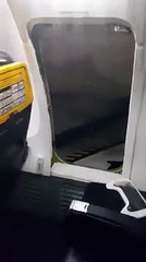 Un passager de Ryanair s'installe sur l'aile dun avion