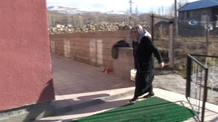 Kocası Bombadırmanda Ölen Anne 5 Çocuğuyla Türkiye'ye Dönmeyi Bekliyor