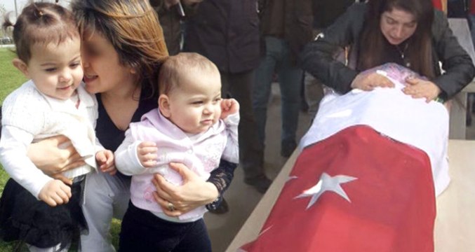 Annenin En Acı Anı! Babalarının Katlettiği İki Kızının Tabutuna Sarılıp Gözyaşlarına Boğuldu