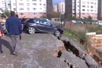 Download Video: Ataşehir Belediyesinin Otoparkında Toprak Kaydı! Araçlar Askıda Kaldı