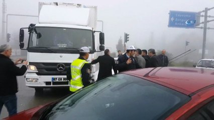 Kırmızı ışıkta geçip kaza yapınca trafik kilitlendi