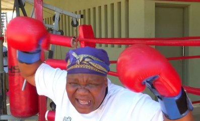 À Johannesburg, les mamies font de la boxe