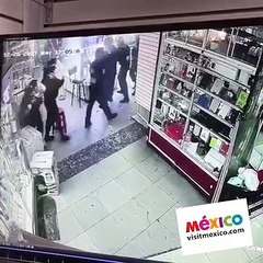 Des policiers mexicains se font surprendre en train de voler dans un magasin !