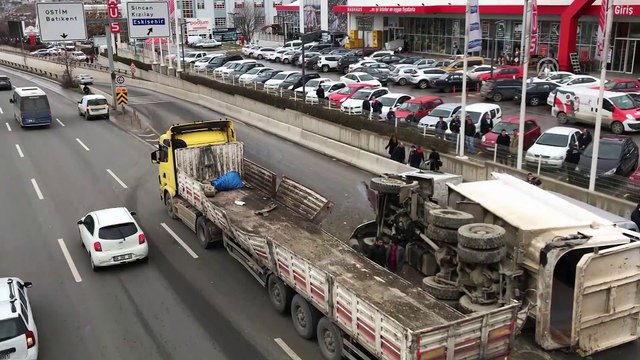 Tırın dorsesinde taşınan kamyon üst geçide takıldı - ANKARA