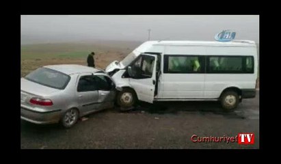 Diyarbakır'da öğrenci servisi ile otomobil çarpıştı: 16 yaralı