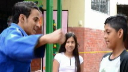 Un joven da clases de Jiu Jitsu a niños de escasos recursos en el cantón Daule