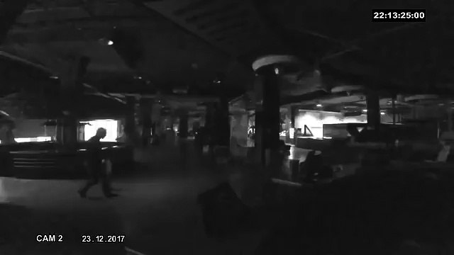 Il s'enferme avec son fils dans un parc de jeux