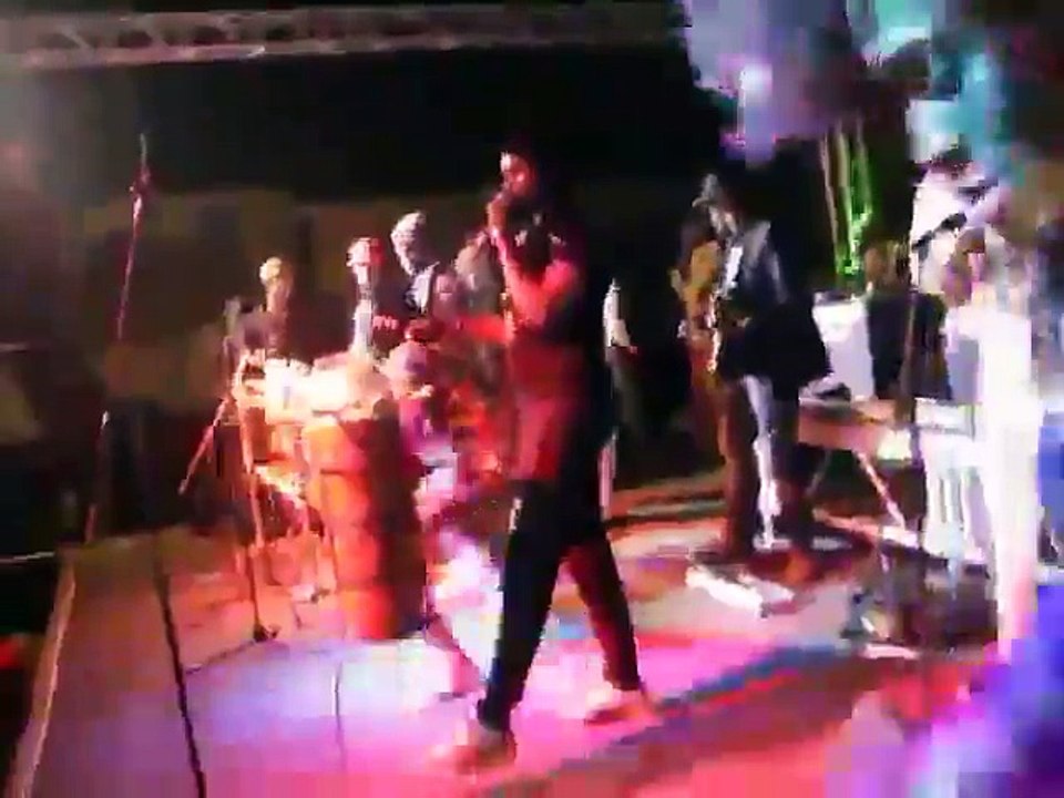 Ce 1e janvier, Gorgui Ndiaye alias Go a fêté le nouvel an avec tout Rufisque avec une ambiance électrique...VIDEO...