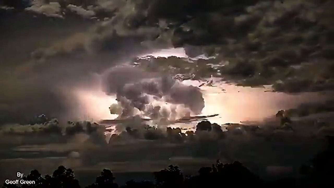 Un photographe qui documente une vidéo incroyable avec le passage du temps pour de puissants coups de foudre pour éclair