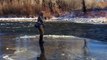 Ce pêcheur dérive sur un morceau de glace flottant sur le lac !