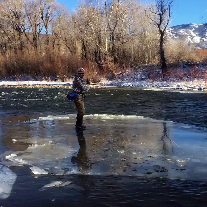 Ce pêcheur dérive sur un morceau de glace flottant sur le lac !