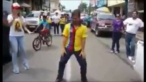 Dalo Bucaram bailando el movimiento naranja