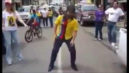 Dalo Bucaram bailando el movimiento naranja