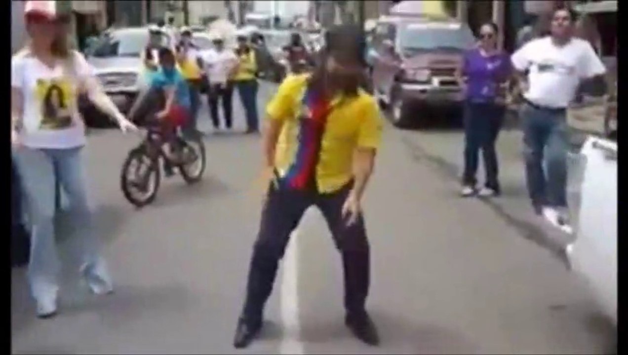 Dalo Bucaram bailando el movimiento naranja