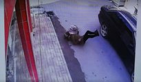 Dikkatsiz Sürücü Geri Geri Giderken Hamile Kadına Çarptı, Güvenlik Kamerası Kaydetti