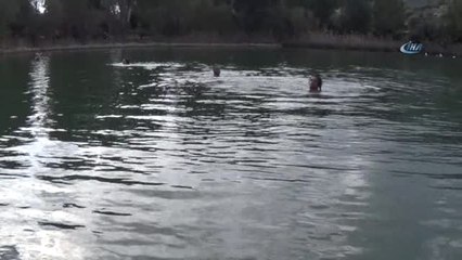 Ocak Ayında Göle Girip Şifa Arıyorlar