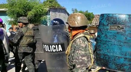 Enfrentamiento entre protestantes y militares en Choluteca