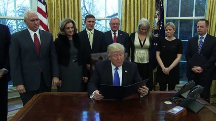 Trump busca impedir publicación de libro sobre su gobierno