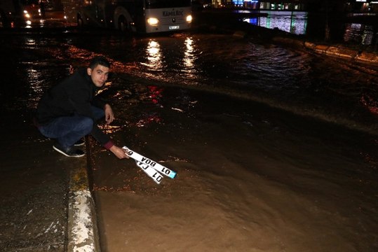 Suyun Altında Kendi Aracının Plakasını Arayan Sürücü, 12 Farklı Plaka Buldu
