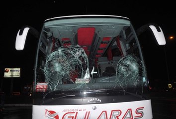 Antalya'da Feci Kaza! Hayatını Kaybeden Sürücünün Yakınları, Otobüsü Taşladı