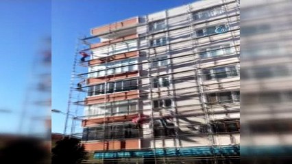 Bursa'da örümcek işçi canını hiçe sayarak iskele demirlerinde 2 kat indi