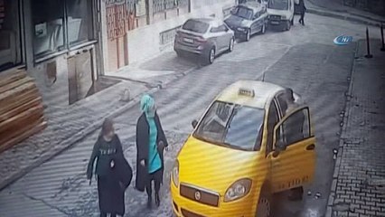 Cinnet getiren babanın, küçük kızının boğazına bıçak dayadığı anlar kamerada