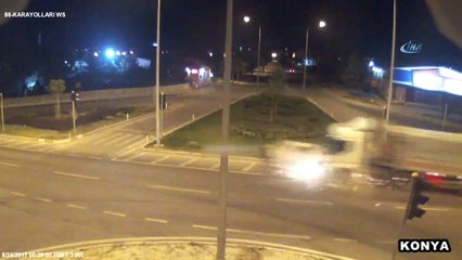 Tırın otomobile çarptığı feci kaza kamerada