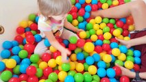 Bad Kids learn Colors with Balls in the Bath with Toys and Animals Nursery Rhymes Songs-5us-9evTO