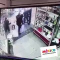 Des policiers mexicains volent dans un magasin