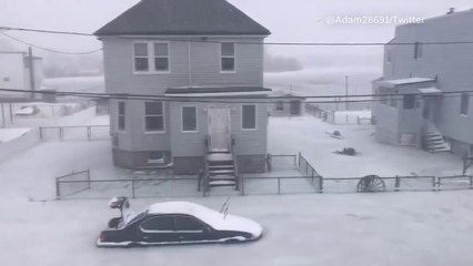 Aux Etats-Unis, cette rue s'immobilise, prise par la glace après une inondation