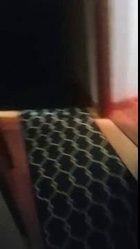 Une maman fait peur à son fils qui joue