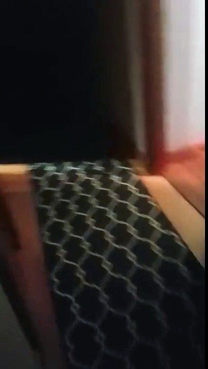 Une maman fait peur à son fils qui joue