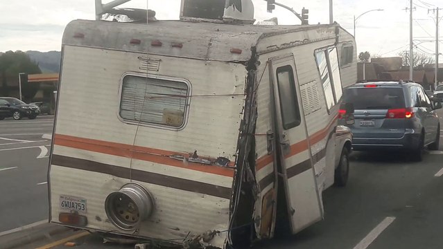 Un homme se balade avec son campingcar en très mauvais état..