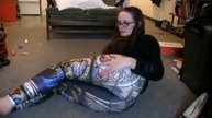 Elle se filme en train larguer des caisses