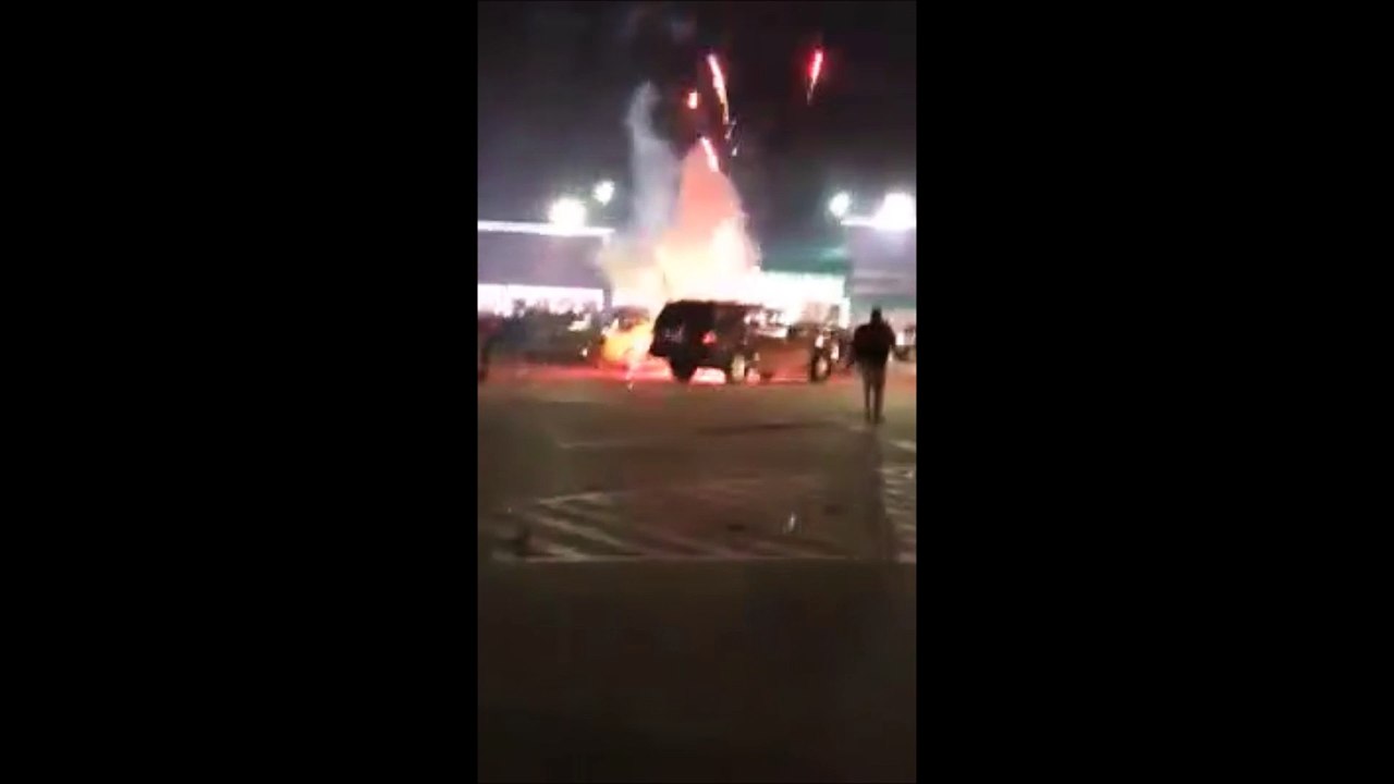 Plusieurs kilos de feux d'artifice se mettent à exploser dans une voiture