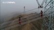 En Chine des  employés inspectent les lignes hautes-tensions les + hautes du monde (300 m)