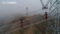 En Chine des  employés inspectent les lignes hautes-tensions les   hautes du monde (300 m)