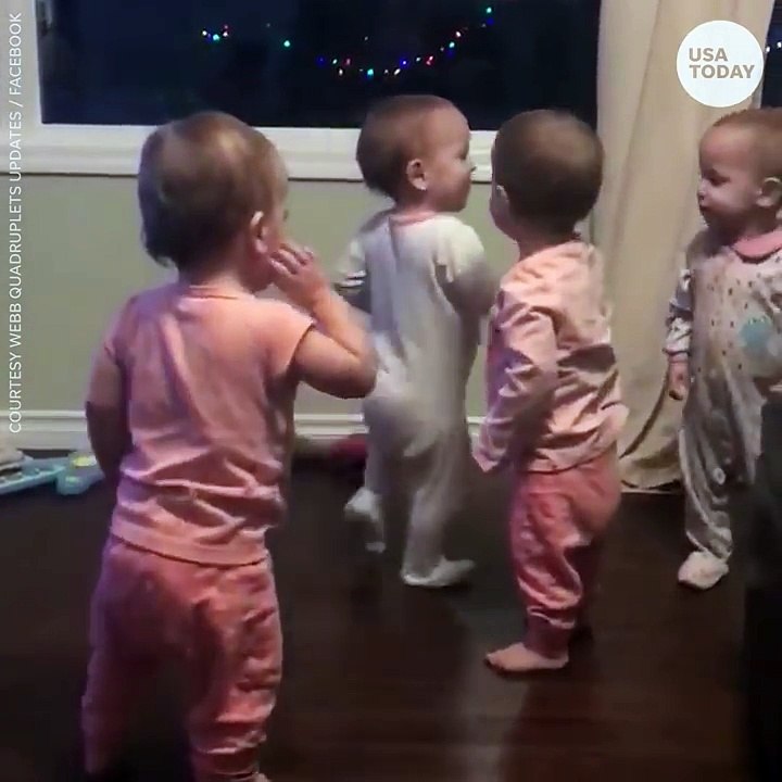 Des quadruplés se font des calins... mignon